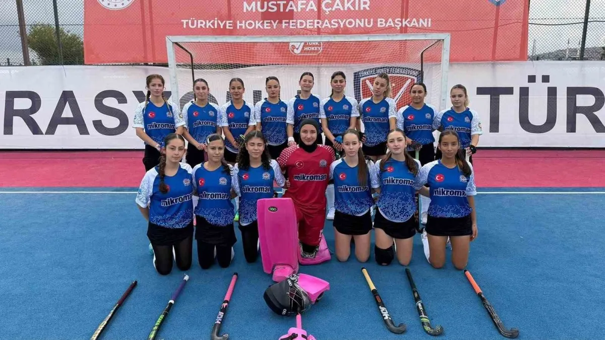 Ege Yıldızları hokey takımı sahada toplu fotoğrafta