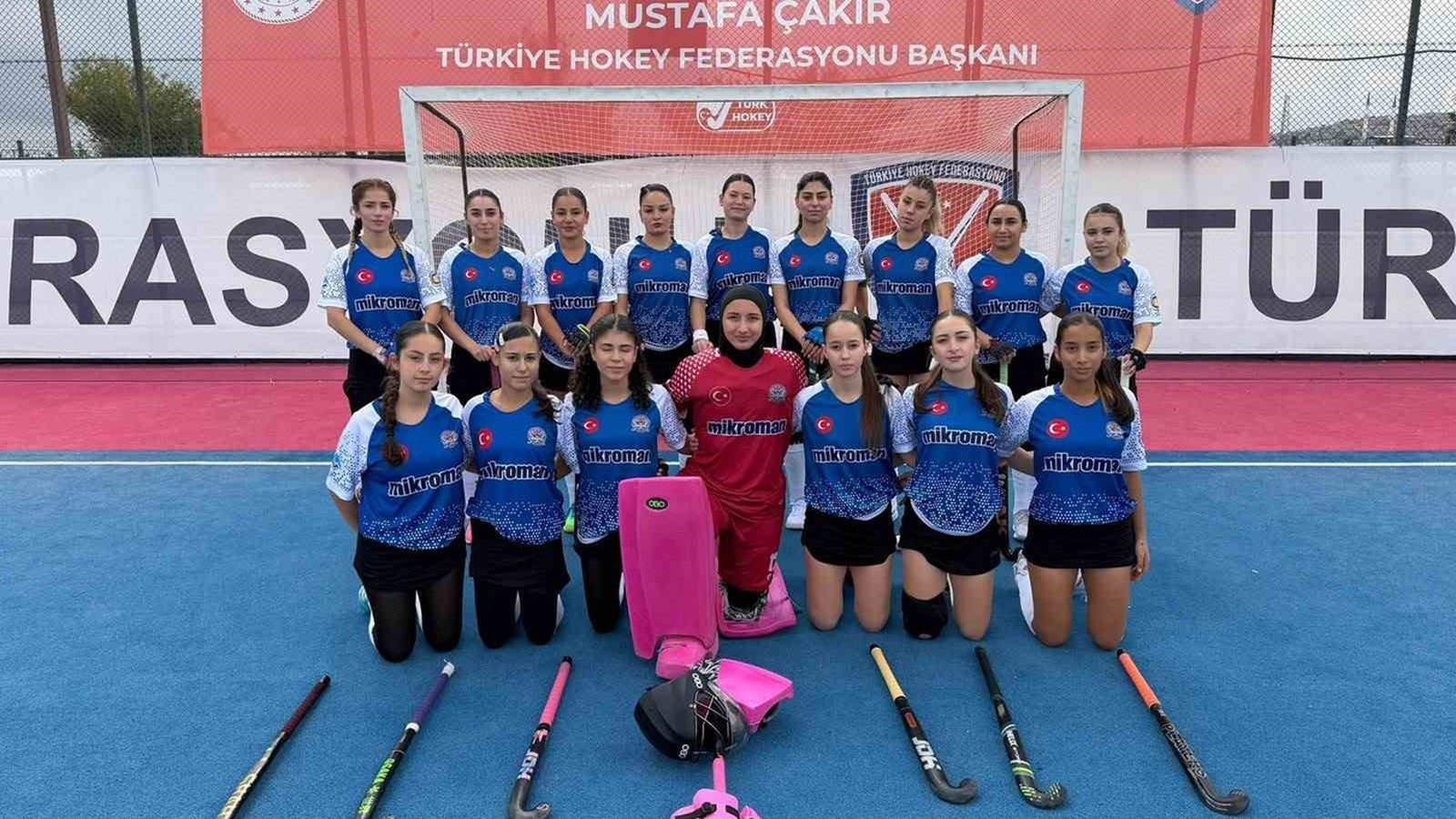 Ege Yıldızları hokey takımı sahada toplu fotoğrafta