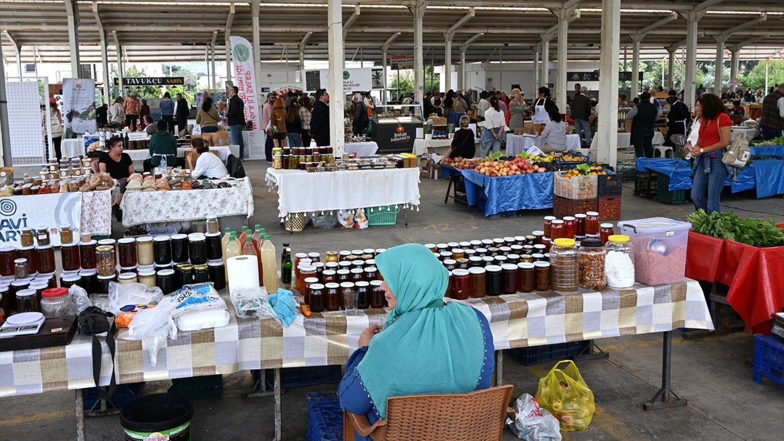 Bodrum Müskebi pazar yerinde düzenlenen Bozum Şenliği'nde ürün tezgahları